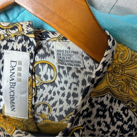 Dana Buchman retro silk blouse gold chain link over black and white print size 4 - Picture 4 of 9